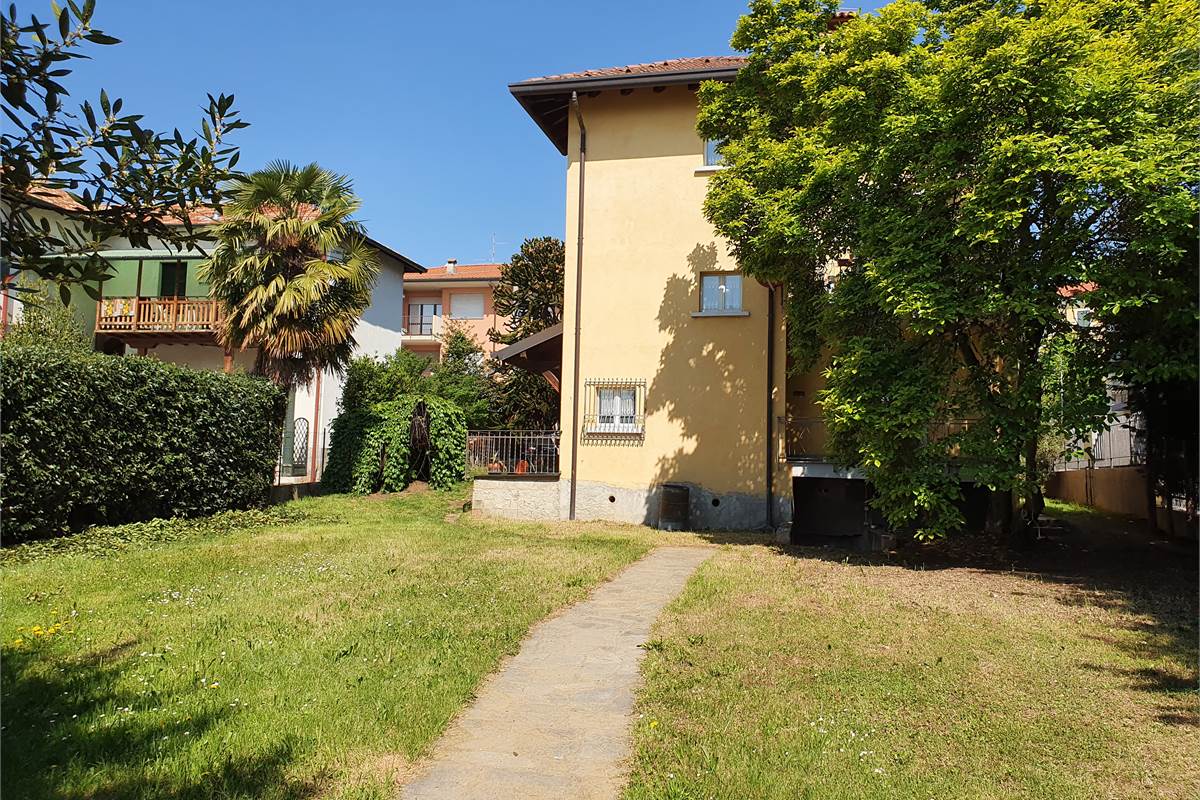 Villa Singola con due appartamenti e giardino