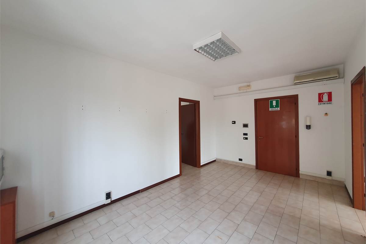 Ufficio a Vertemate con Minoprio (1F)