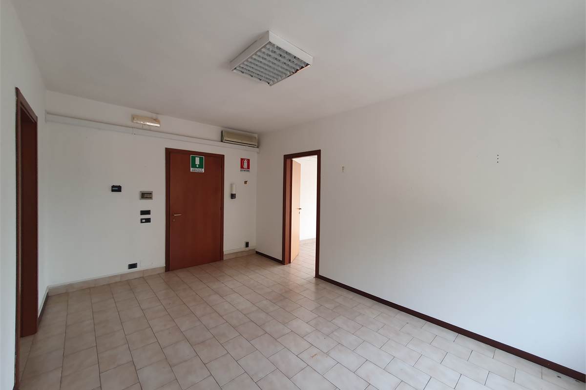 Ufficio a Vertemate con Minoprio (1F)