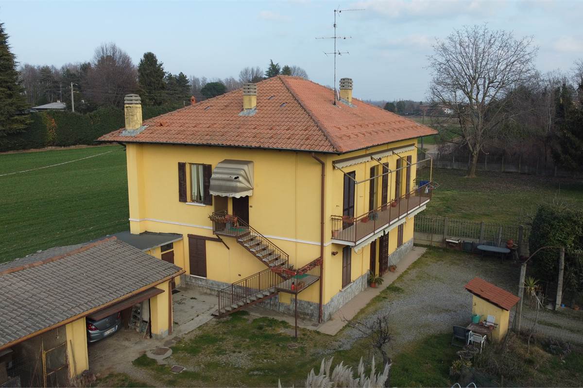 Casa indipendente con due appartamenti a Lomazzo