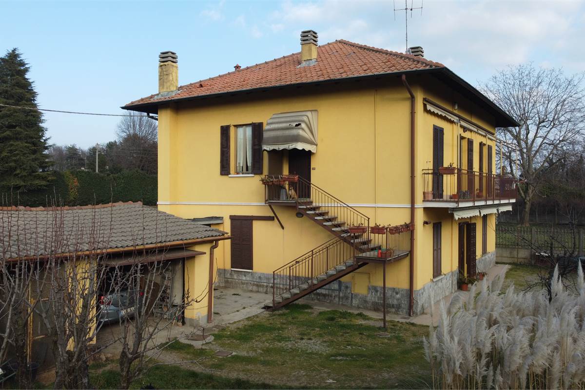 Casa indipendente con due appartamenti a Lomazzo