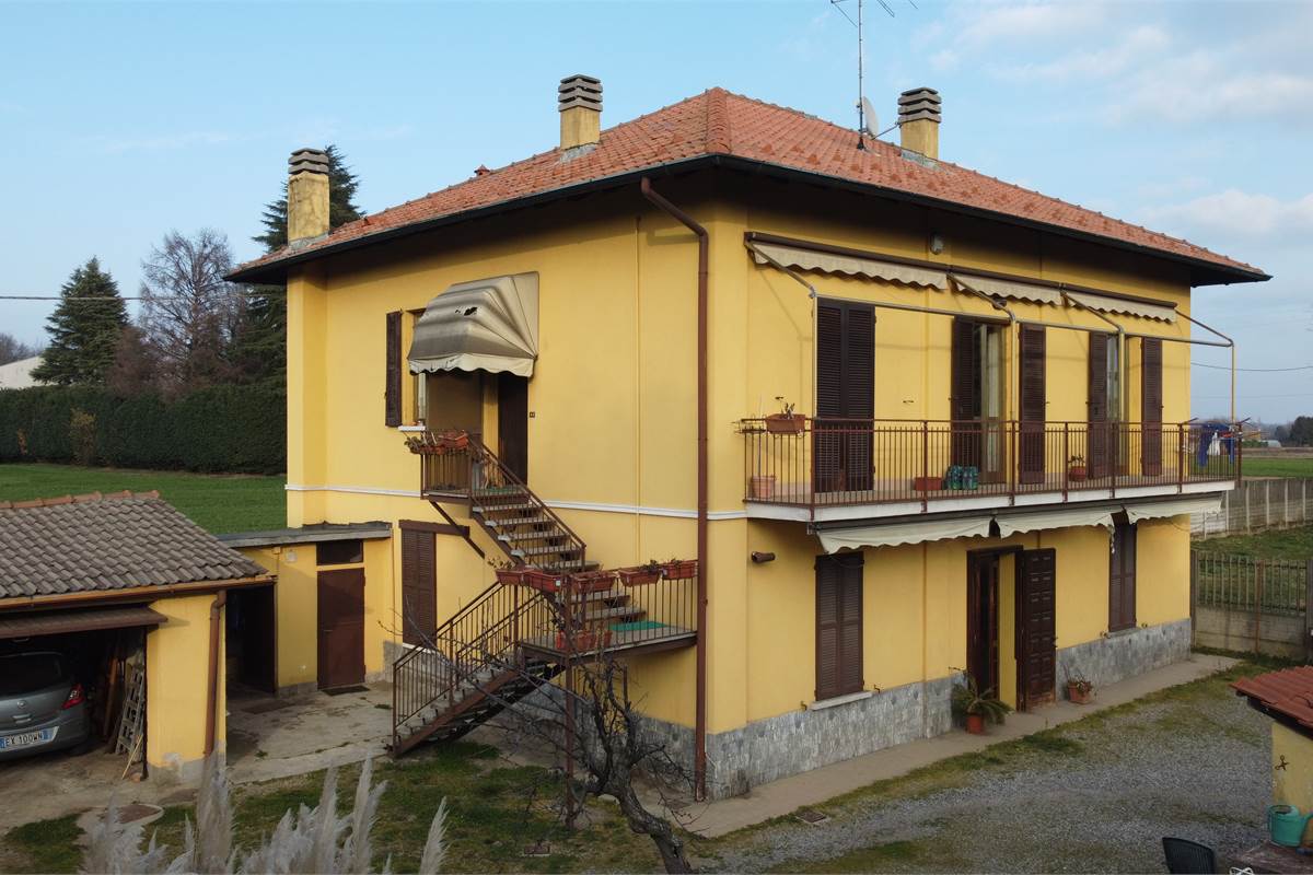 Casa indipendente con due appartamenti a Lomazzo