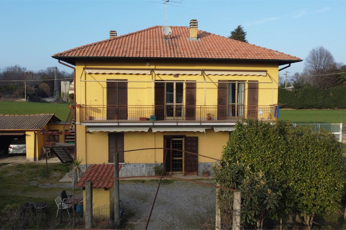 Casa indipendente con due appartamenti a Lomazzo