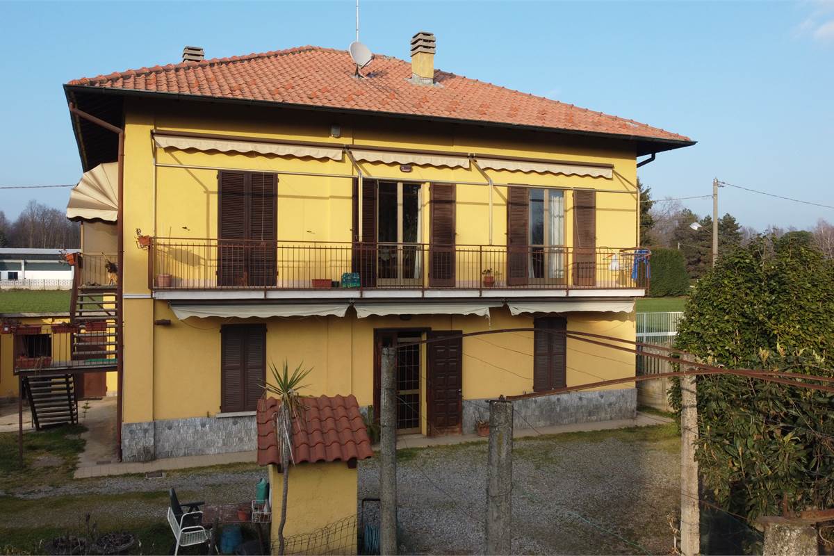 Casa indipendente con due appartamenti a Lomazzo