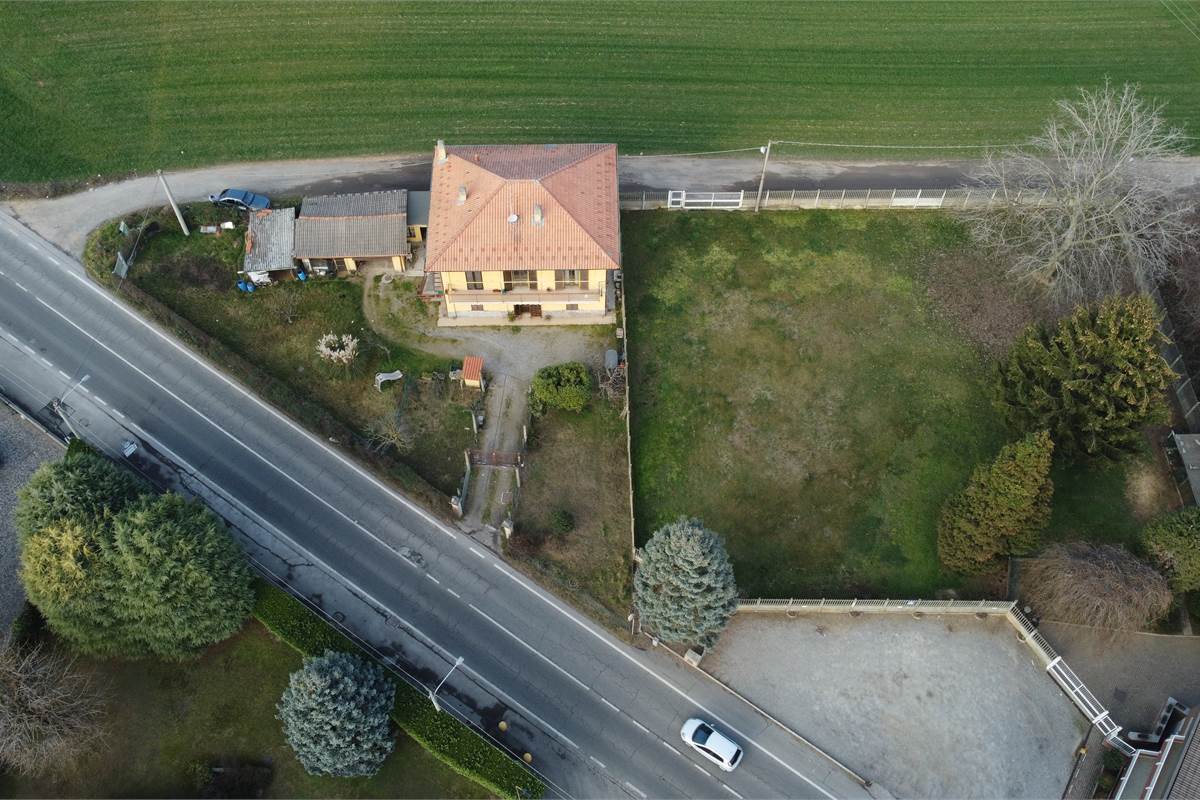 Casa indipendente con due appartamenti a Lomazzo