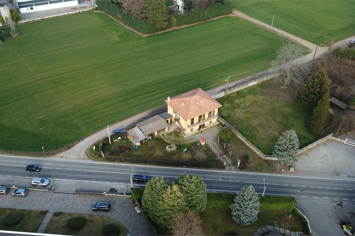 Casa indipendente con due appartamenti a Lomazzo