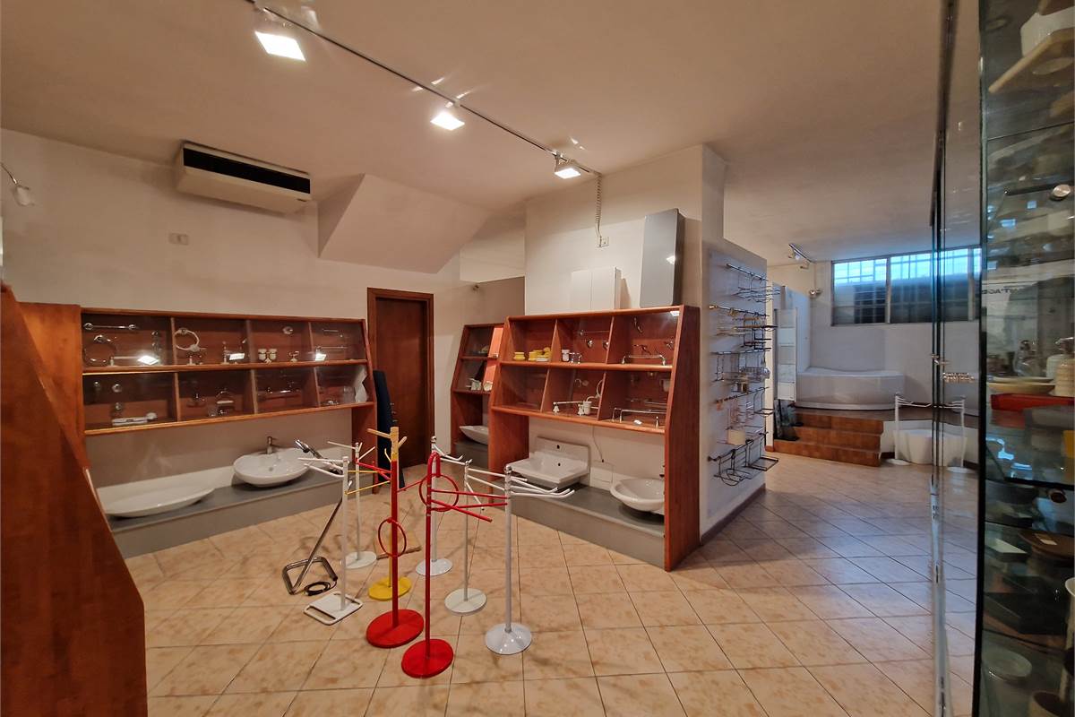 Ampio showroom con uffici e deposito in vendita 