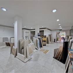 Ampio showroom con uffici e deposito in vendita 