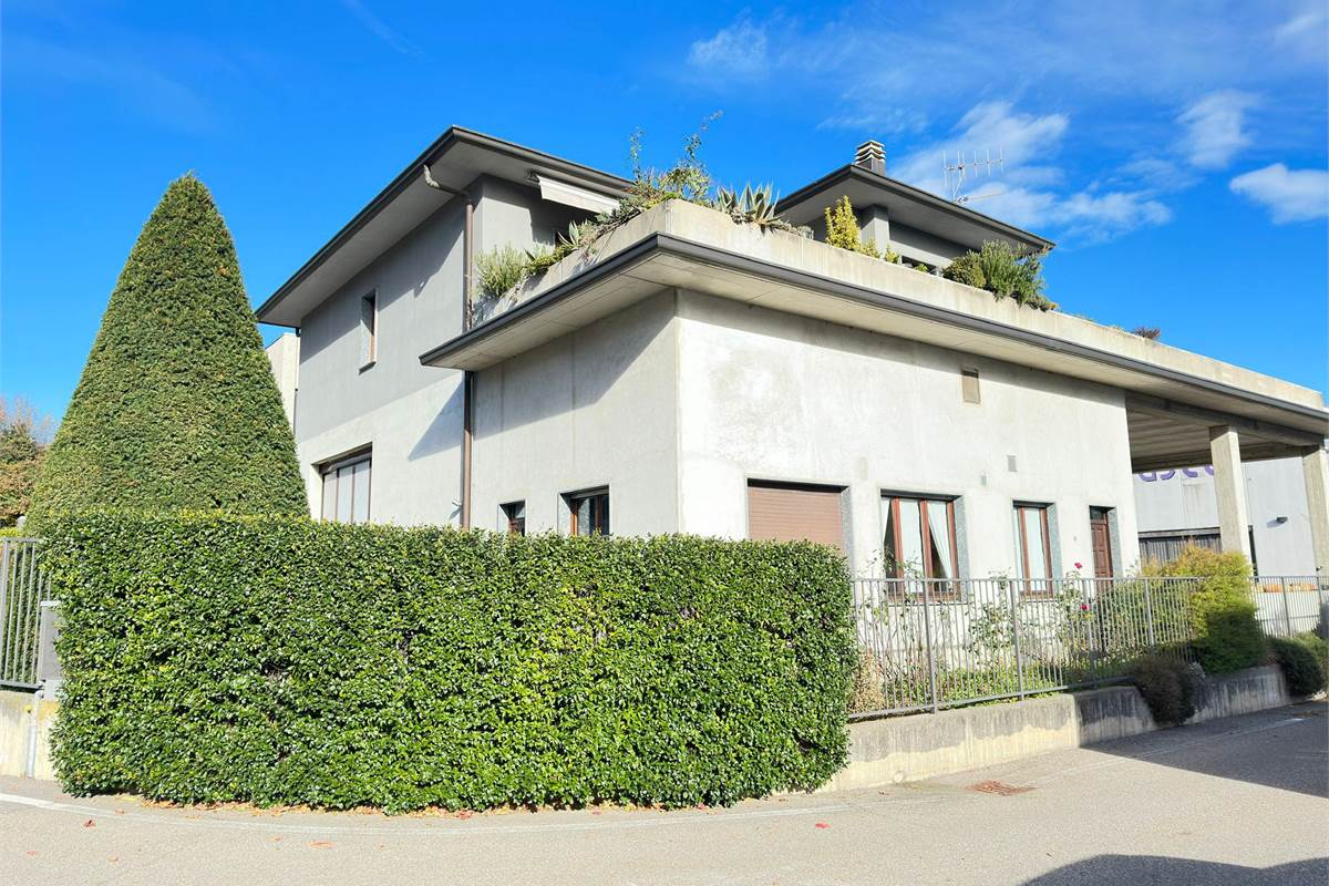 Casa singola con capannone a San fermo