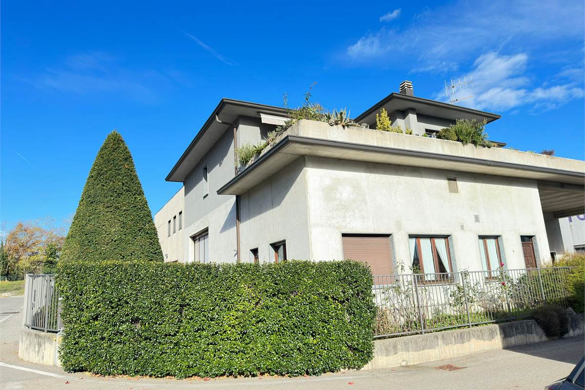 Casa singola con capannone a San fermo