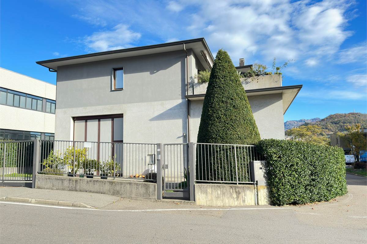 Casa singola con capannone a San fermo