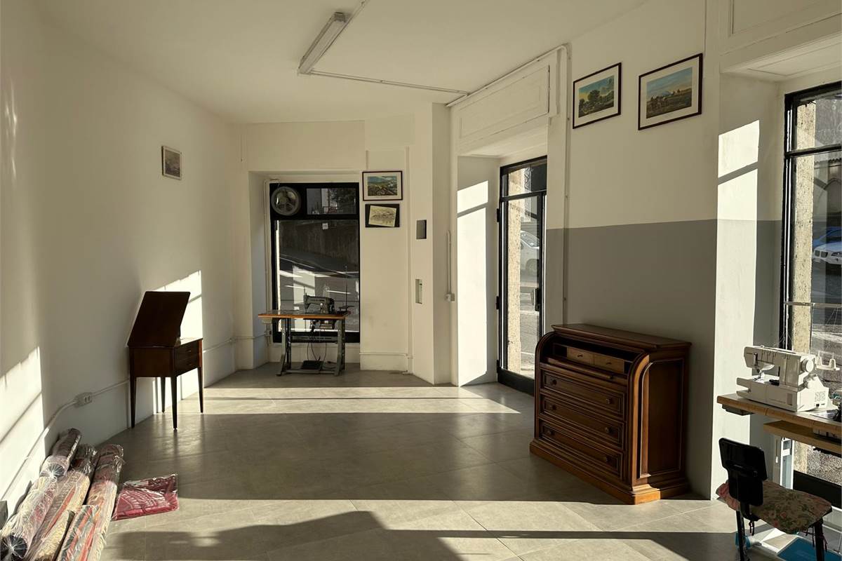 COMO CENTRO -LAVANDERIA -STIRERIA 