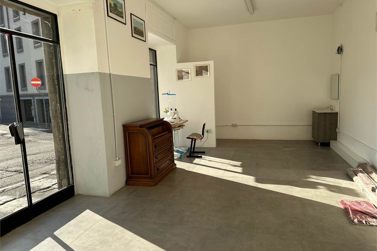 COMO CENTRO -LAVANDERIA -STIRERIA 