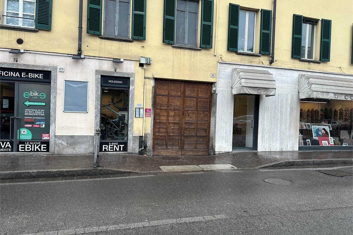 COMO CENTRO- affittasi magazzino ristrutturato a nuovo 