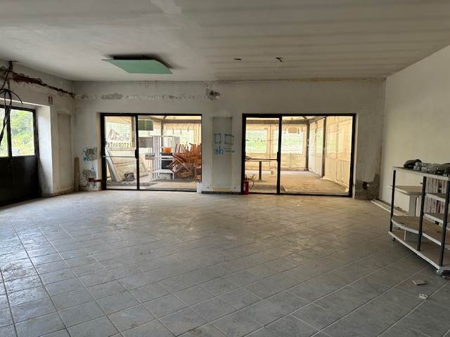 VENDESI FABBBRICATO INDIPENDENTE PONTE CHIASSO 