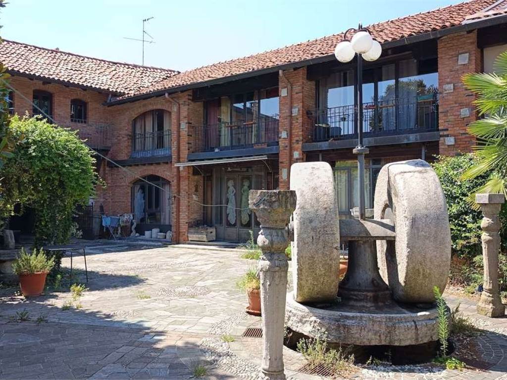 VENDESI INTERA CORTE LOMBARDA DI PRESTIGIO