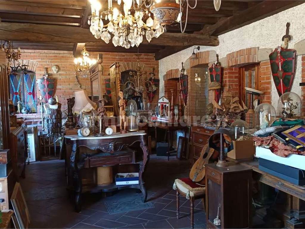 VENDESI INTERA CORTE LOMBARDA DI PRESTIGIO