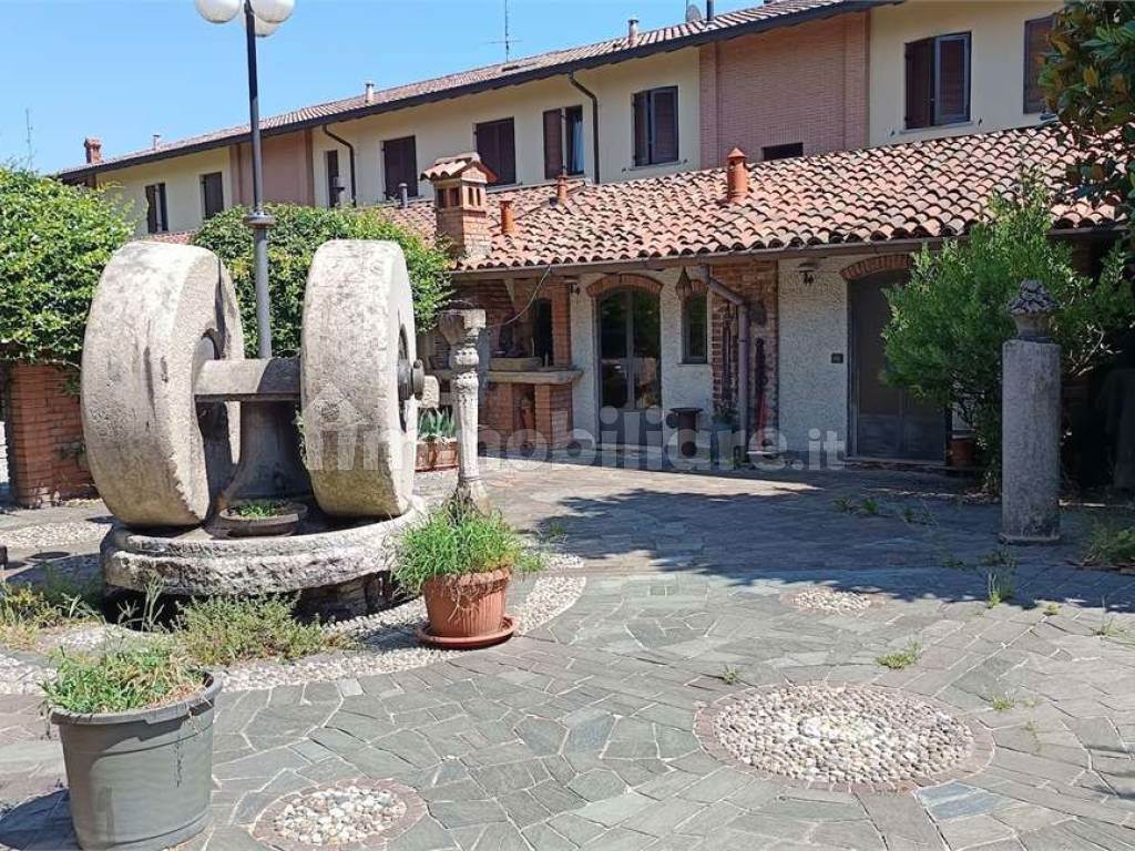 VENDESI INTERA CORTE LOMBARDA DI PRESTIGIO