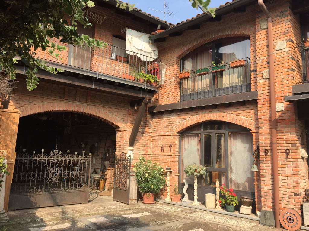 VENDESI INTERA CORTE LOMBARDA DI PRESTIGIO