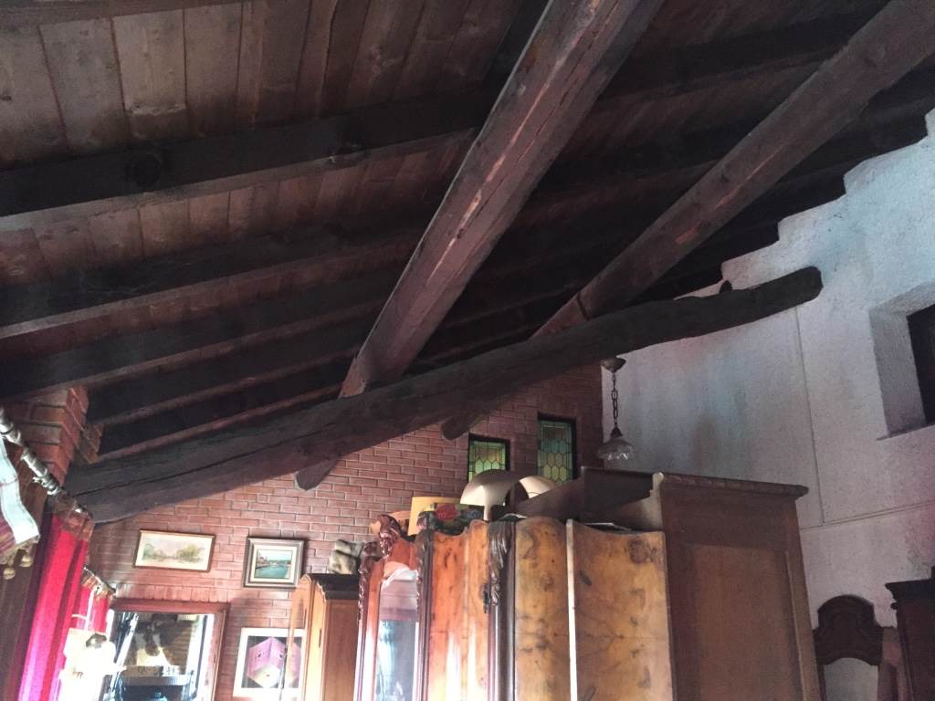 VENDESI INTERA CORTE LOMBARDA DI PRESTIGIO