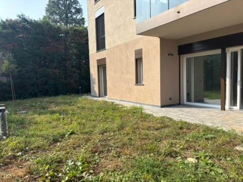 LOMAZZO VENDESI 3 LOCALI CON GIARDINO