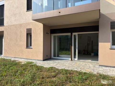 LOMAZZO VENDESI 3 LOCALI CON GIARDINO