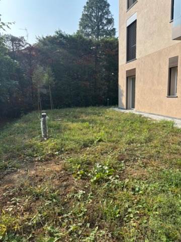 LOMAZZO VENDESI 3 LOCALI CON GIARDINO