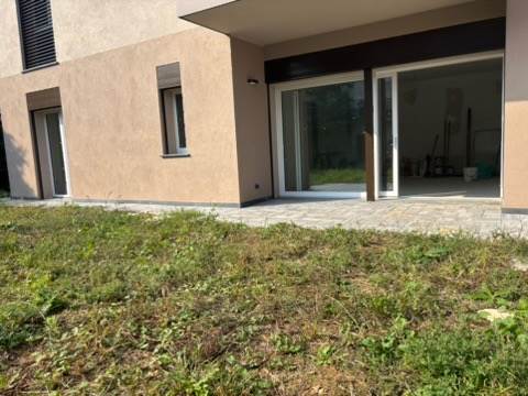 LOMAZZO VENDESI 3 LOCALI CON GIARDINO