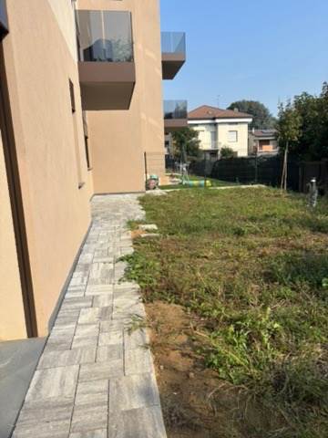 LOMAZZO VENDESI 3 LOCALI CON GIARDINO