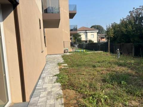 LOMAZZO VENDESI 3 LOCALI CON GIARDINO