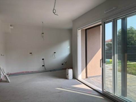 LOMAZZO VENDESI 3 LOCALI CON GIARDINO