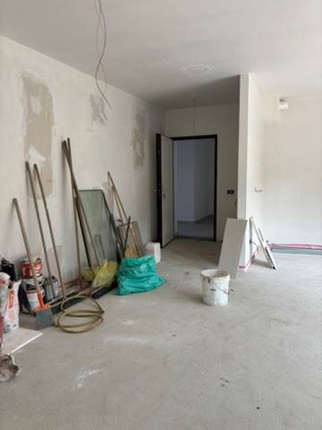 LOMAZZO VENDESI 3 LOCALI CON GIARDINO