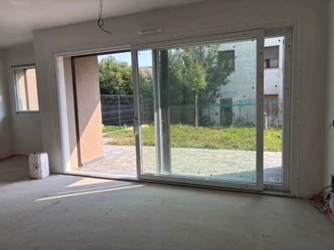 LOMAZZO VENDESI 3 LOCALI CON GIARDINO