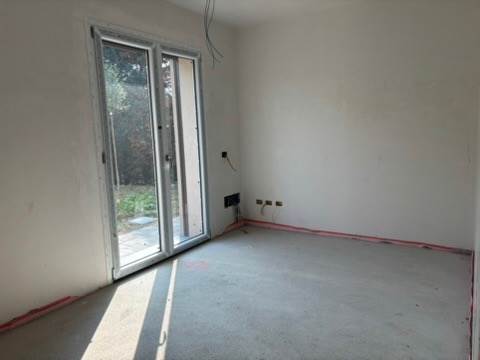 LOMAZZO VENDESI 3 LOCALI CON GIARDINO