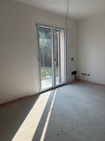LOMAZZO VENDESI 3 LOCALI CON GIARDINO