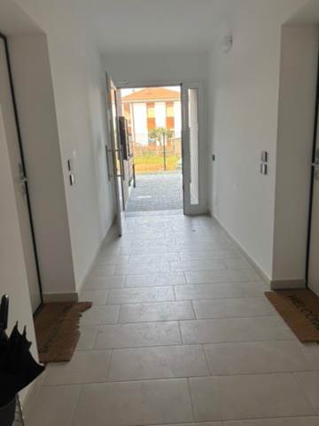 LOMAZZO VENDESI 3 LOCALI CON GIARDINO
