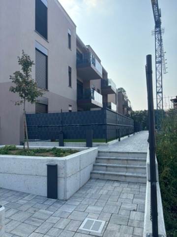 LOMAZZO VENDESI 3 LOCALI CON GIARDINO