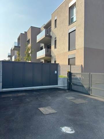 LOMAZZO VENDESI 3 LOCALI CON GIARDINO