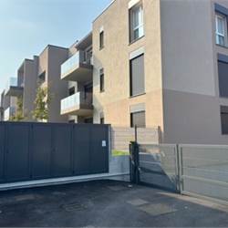 LOMAZZO VENDESI 3 LOCALI CON GIARDINO