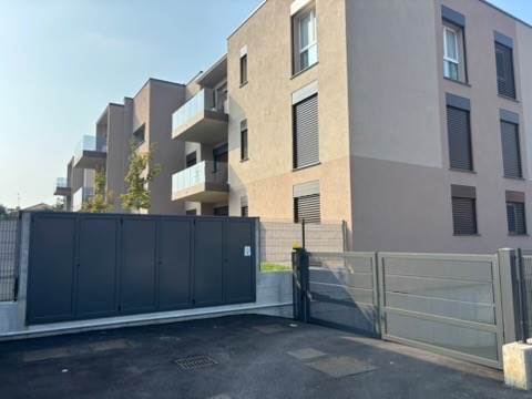 LOMAZZO VENDESI 3 LOCALI CON GIARDINO