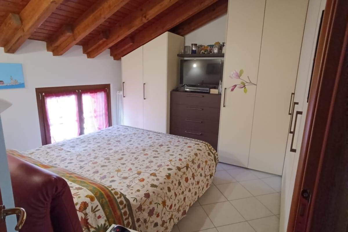 LOMAZZO VENDESI PORZIONE DI CASA