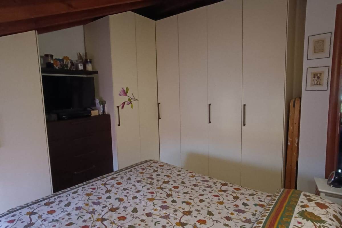 LOMAZZO VENDESI PORZIONE DI CASA