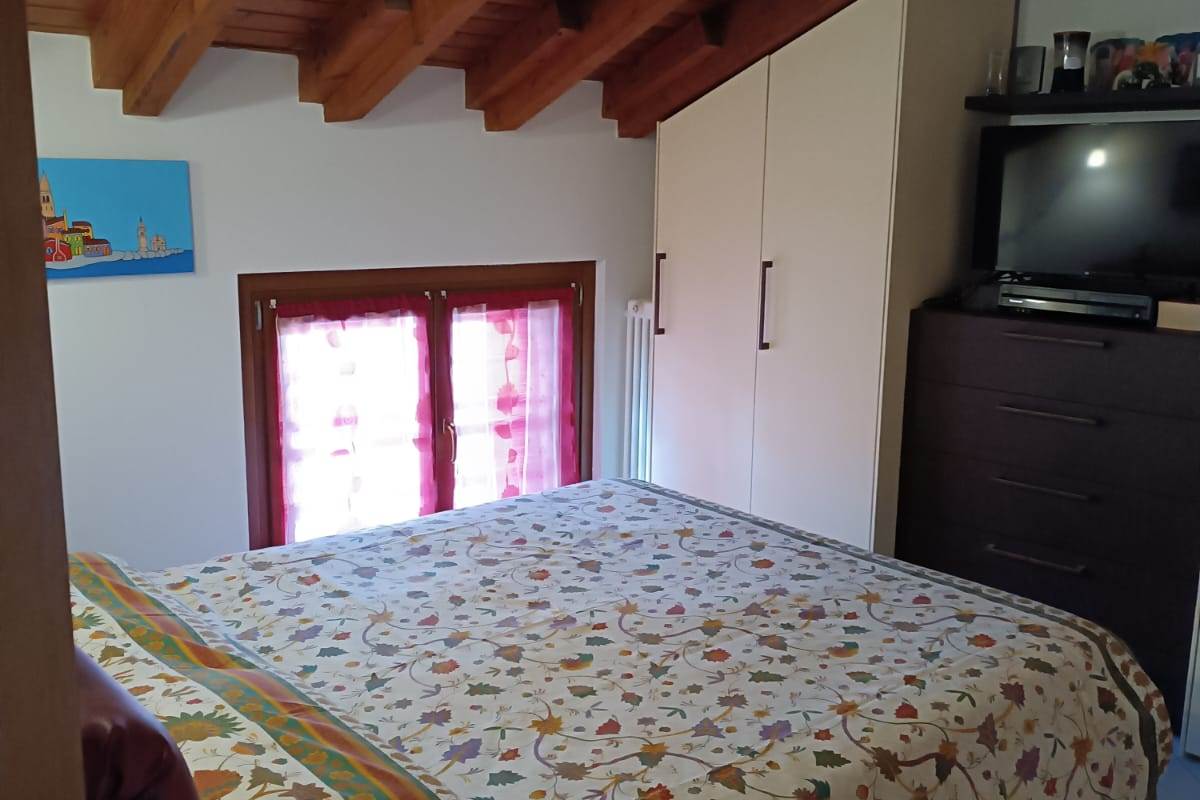 LOMAZZO VENDESI PORZIONE DI CASA