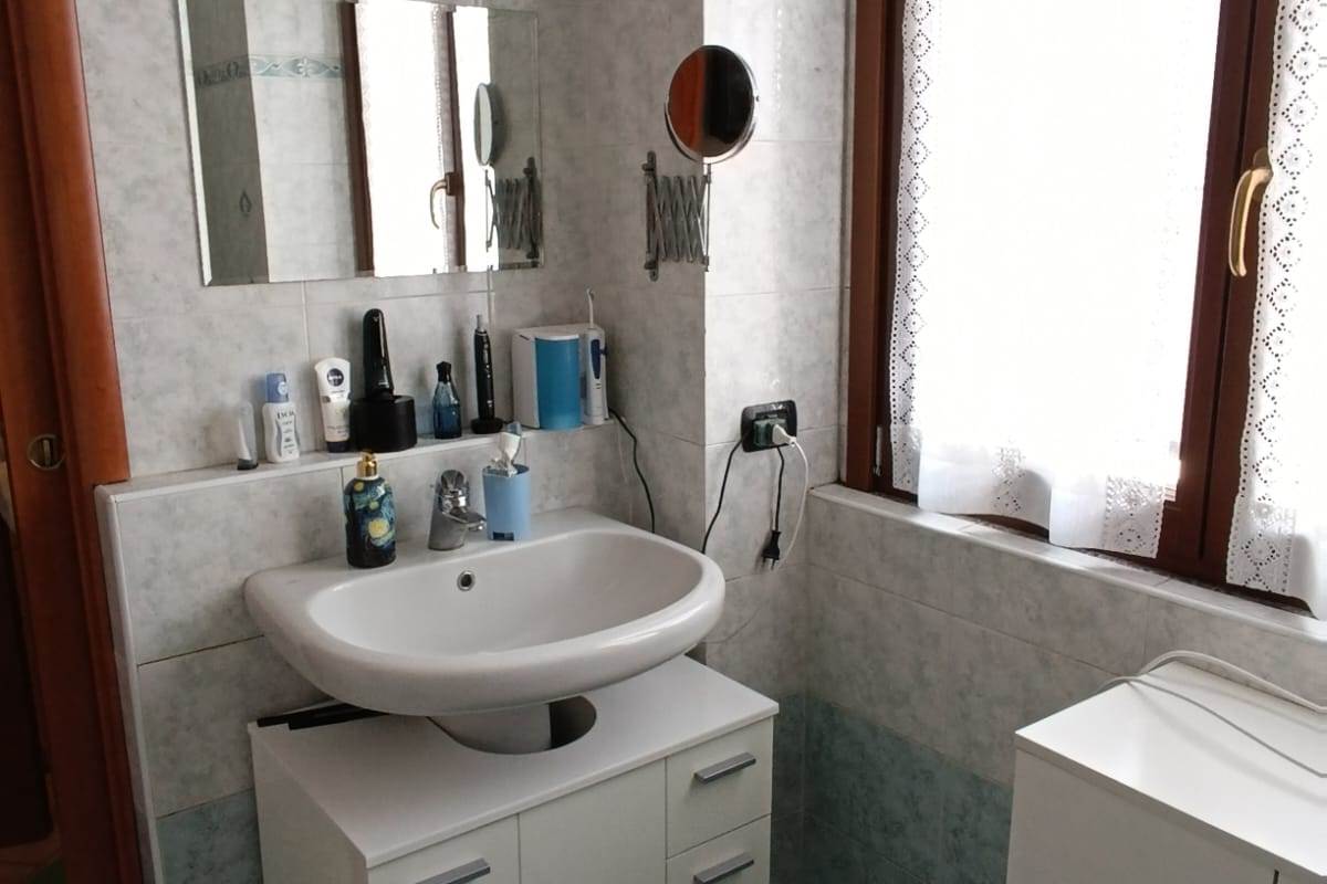 LOMAZZO VENDESI PORZIONE DI CASA