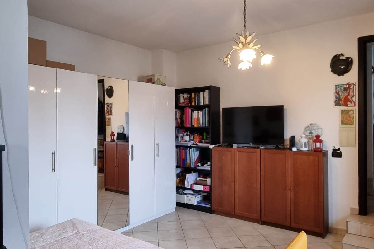 LOMAZZO VENDESI PORZIONE DI CASA