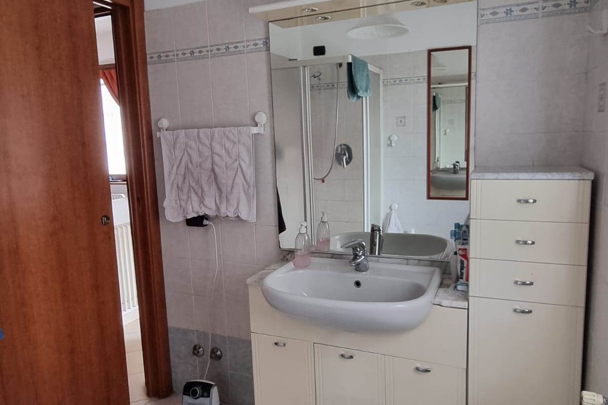 LOMAZZO VENDESI PORZIONE DI CASA