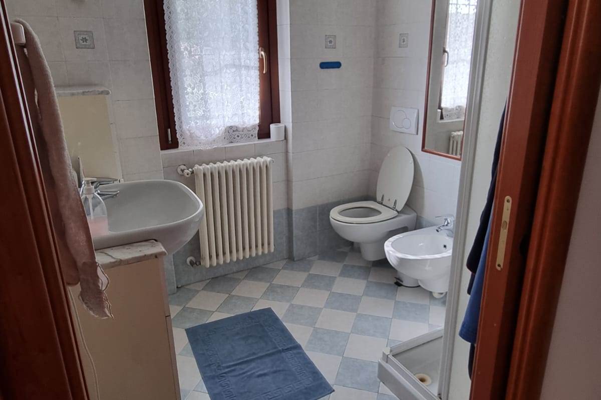 LOMAZZO VENDESI PORZIONE DI CASA