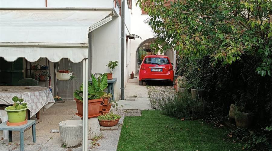 LOMAZZO VENDESI PORZIONE DI CASA