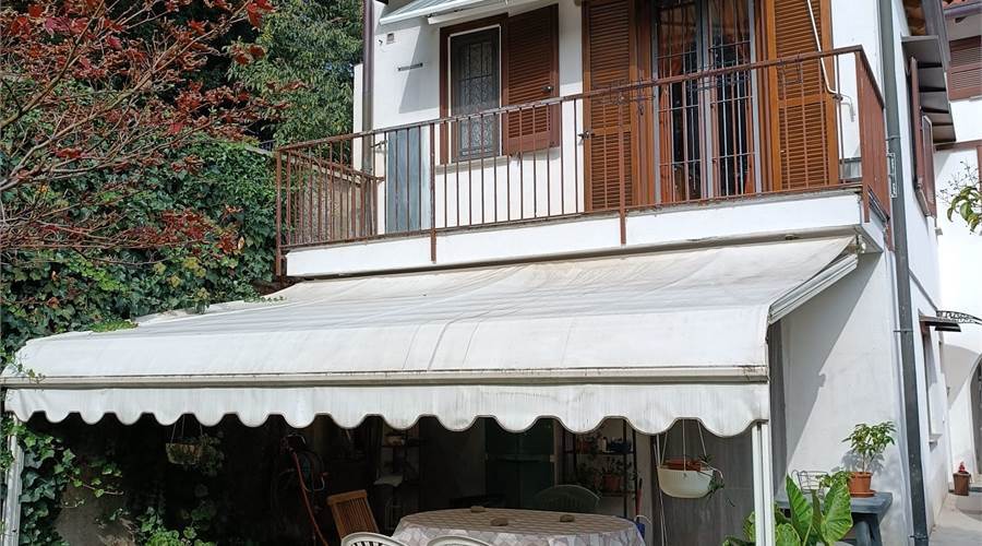 LOMAZZO VENDESI PORZIONE DI CASA