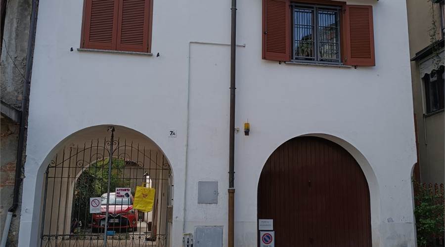 LOMAZZO VENDESI PORZIONE DI CASA